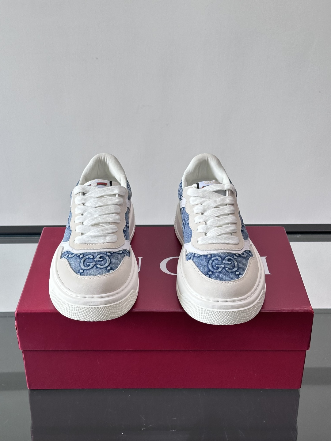 👟Gucci Screener系列厚底饼干鞋，采用牛皮，侧面点缀红绿织带，品牌辨识度超高✨。厚底设计约3