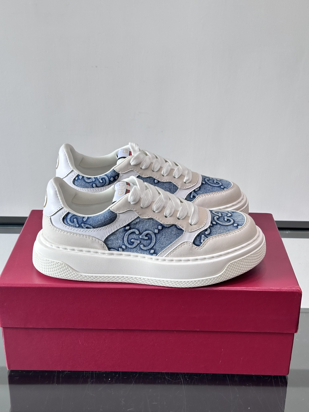 👟Gucci Screener系列厚底饼干鞋，采用牛皮，侧面点缀红绿织带，品牌辨识度超高✨。厚底设计约3