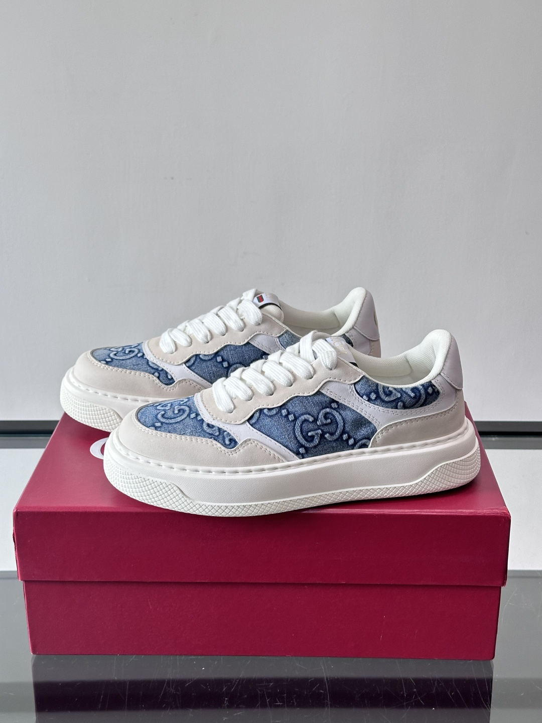 👟Gucci Screener系列厚底饼干鞋，采用牛皮，侧面点缀红绿织带，品牌辨识度超高✨。厚底设计约3