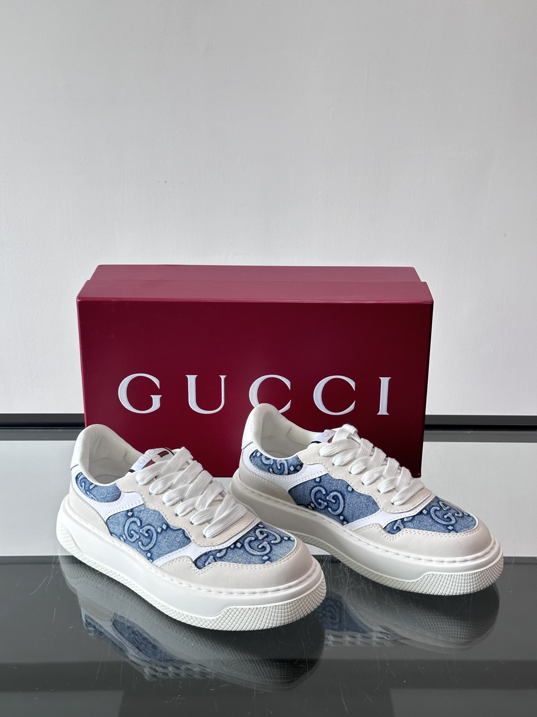 👟Gucci Screener系列厚底饼干鞋，采用牛皮，侧面点缀红绿织带，品牌辨识度超高✨。厚底设计约3