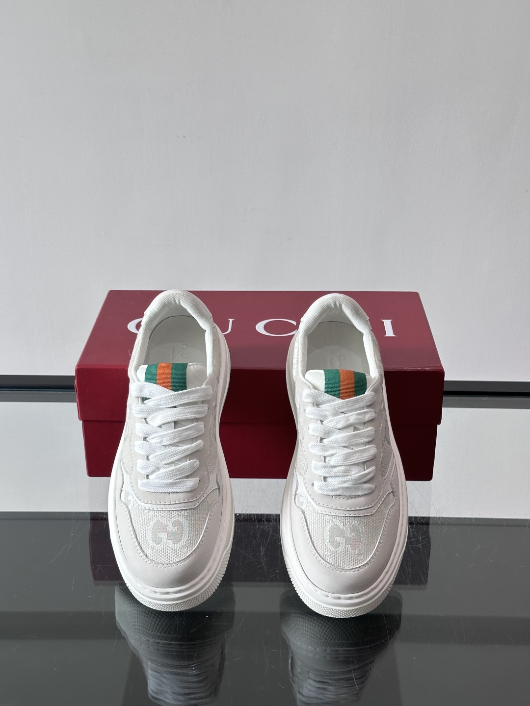 👟Gucci Screener系列厚底饼干鞋，采用牛皮，侧面点缀红绿织带，品牌辨识度超高✨。厚底设计约3