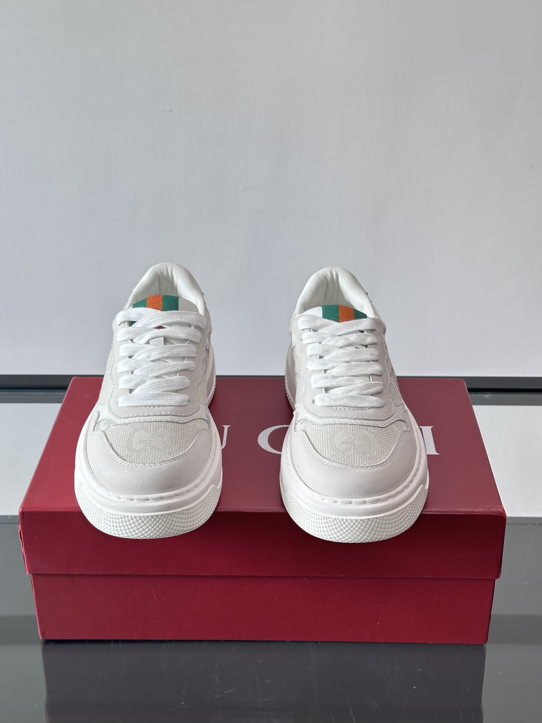 👟Gucci Screener系列厚底饼干鞋，采用牛皮，侧面点缀红绿织带，品牌辨识度超高✨。厚底设计约3