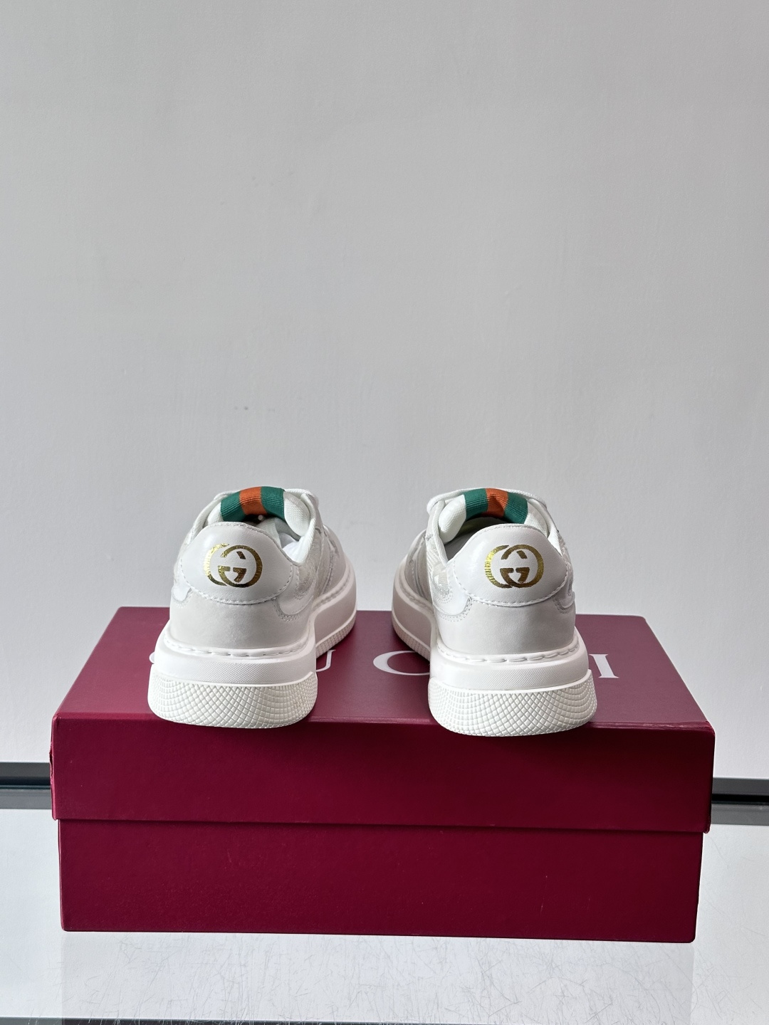 👟Gucci Screener系列厚底饼干鞋，采用牛皮，侧面点缀红绿织带，品牌辨识度超高✨。厚底设计约3
