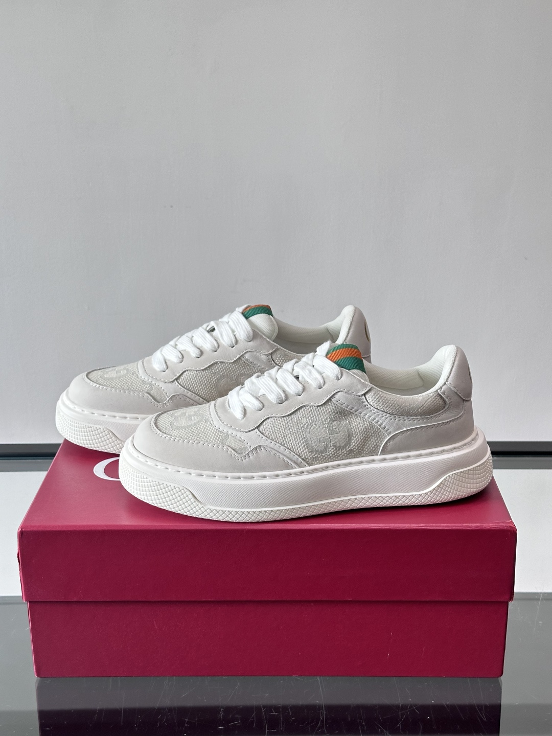 👟Gucci Screener系列厚底饼干鞋，采用牛皮，侧面点缀红绿织带，品牌辨识度超高✨。厚底设计约3