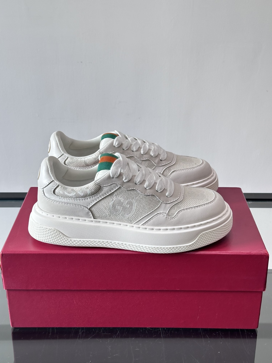 👟Gucci Screener系列厚底饼干鞋，采用牛皮，侧面点缀红绿织带，品牌辨识度超高✨。厚底设计约3