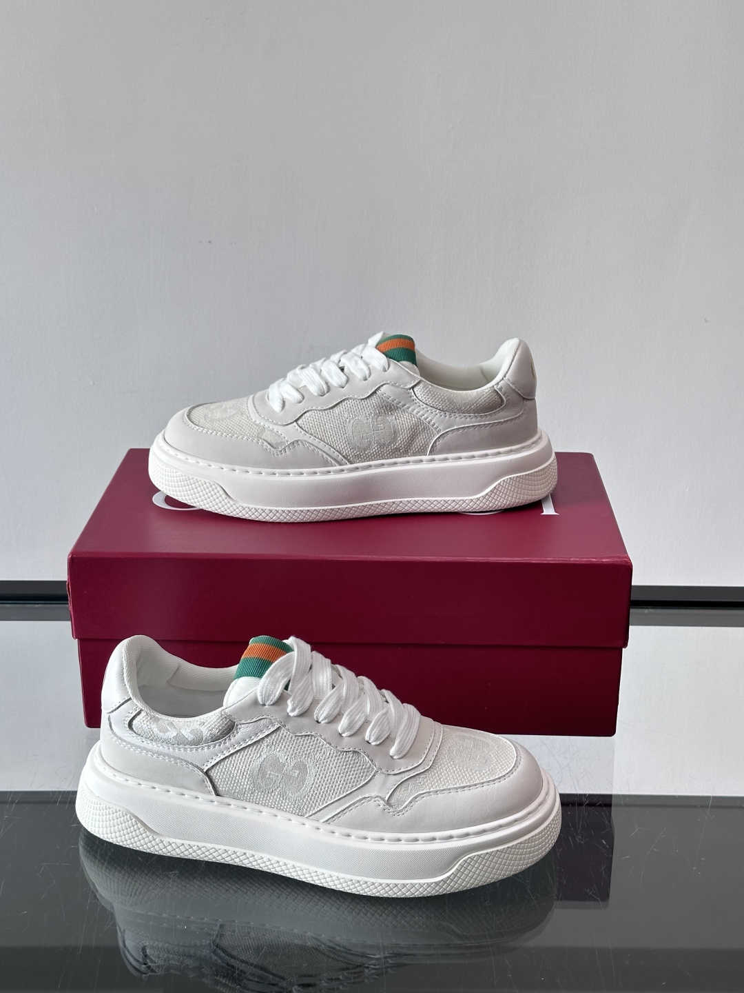 👟Gucci Screener系列厚底饼干鞋，采用牛皮，侧面点缀红绿织带，品牌辨识度超高✨。厚底设计约3