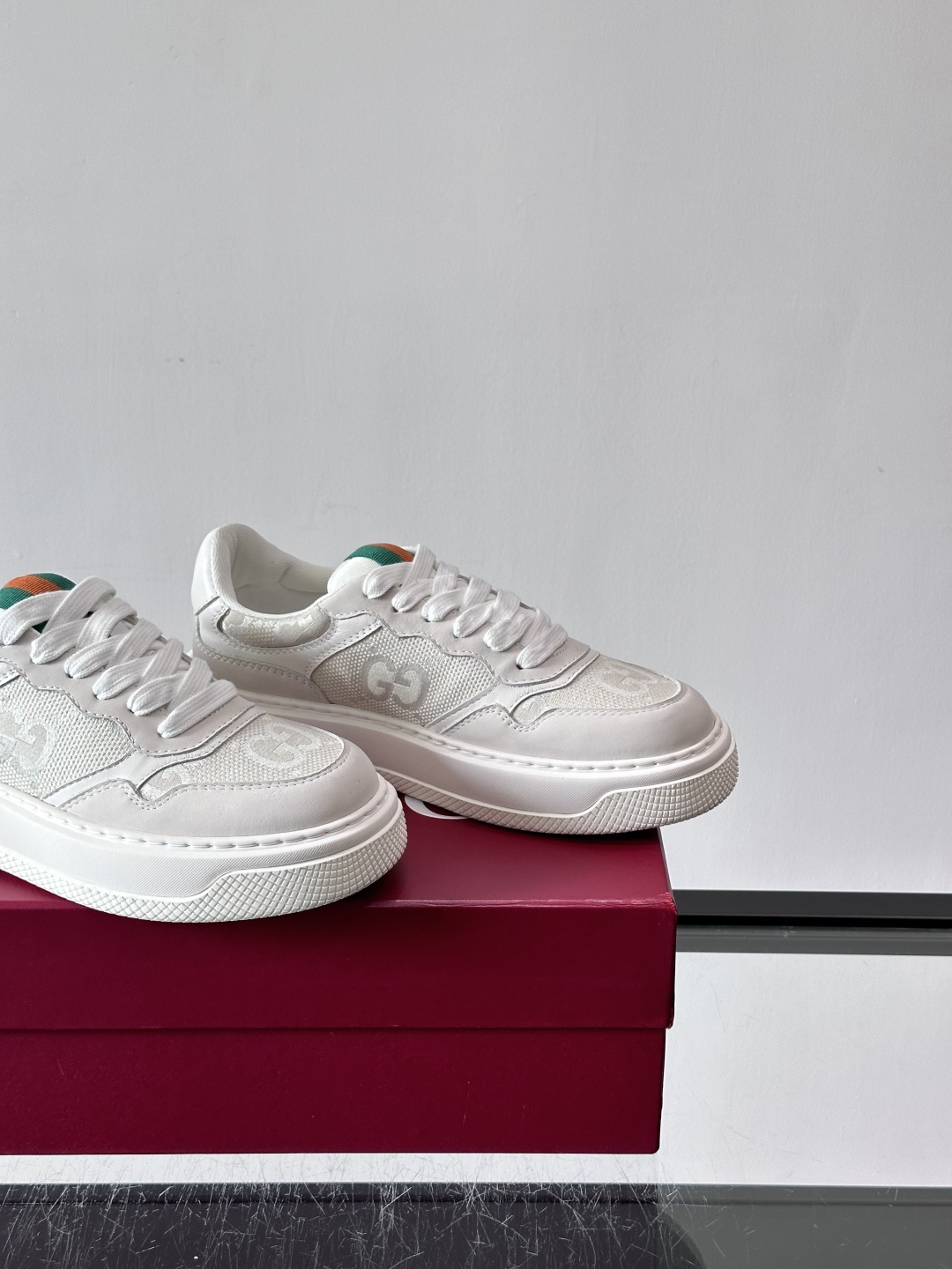 👟Gucci Screener系列厚底饼干鞋，采用牛皮，侧面点缀红绿织带，品牌辨识度超高✨。厚底设计约3