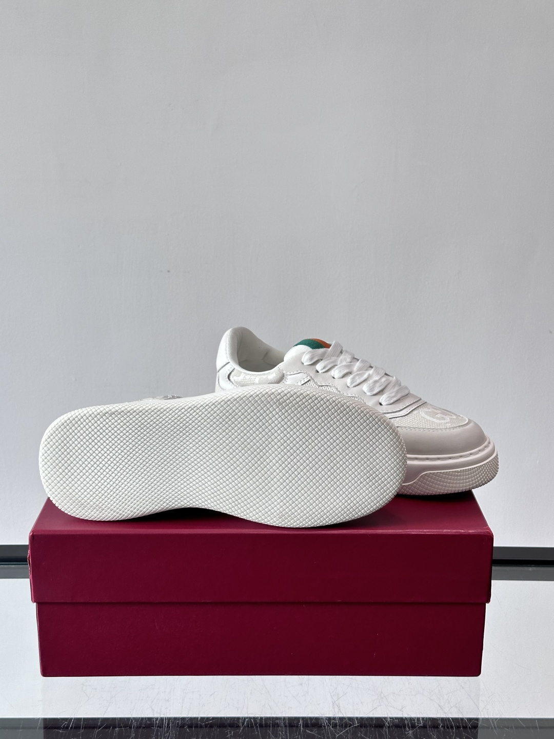 👟Gucci Screener系列厚底饼干鞋，采用牛皮，侧面点缀红绿织带，品牌辨识度超高✨。厚底设计约3