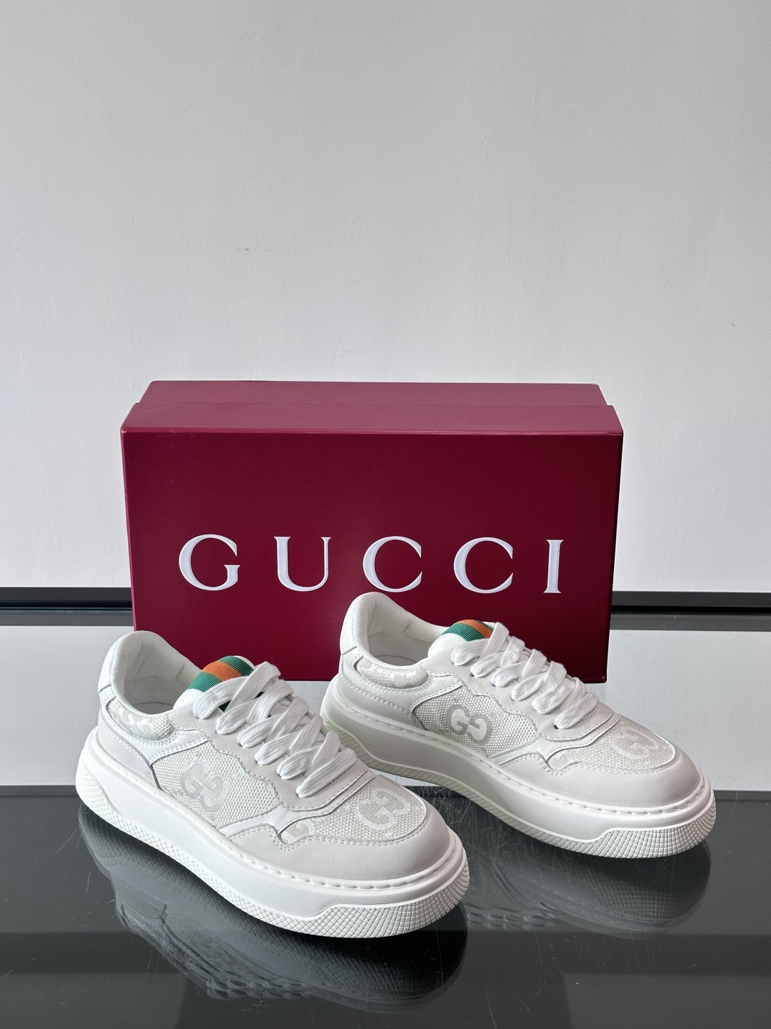 👟Gucci Screener系列厚底饼干鞋，采用牛皮，侧面点缀红绿织带，品牌辨识度超高✨。厚底设计约3