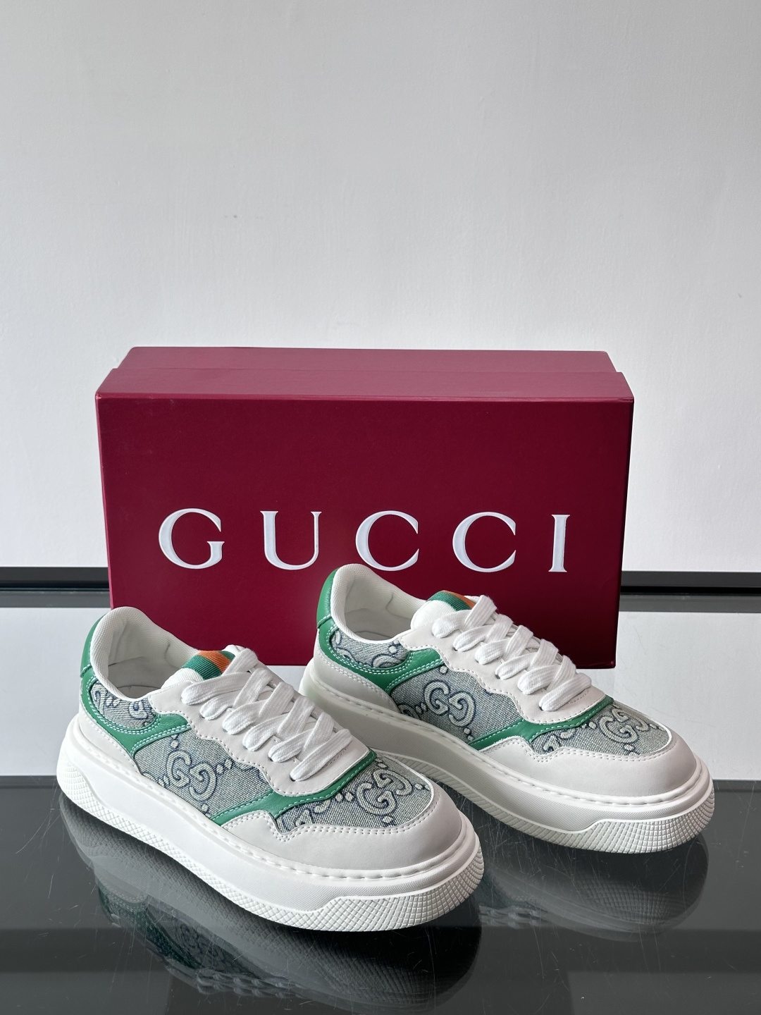 👟Gucci Screener系列厚底饼干鞋，采用牛皮，侧面点缀红绿织带，品牌辨识度超高✨。厚底设计约3