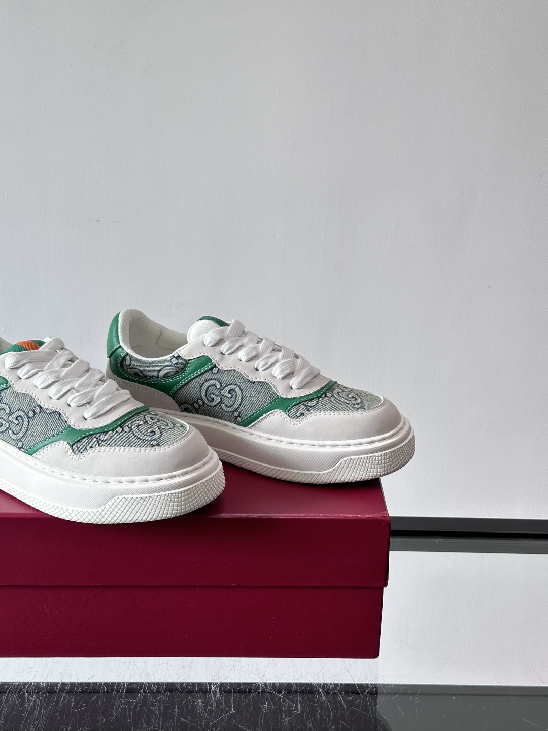 👟Gucci Screener系列厚底饼干鞋，采用牛皮，侧面点缀红绿织带，品牌辨识度超高✨。厚底设计约3