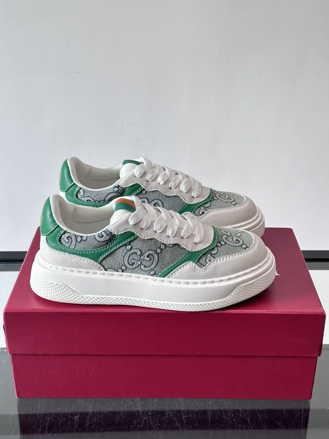 👟Gucci Screener系列厚底饼干鞋，采用牛皮，侧面点缀红绿织带，品牌辨识度超高✨。厚底设计约3