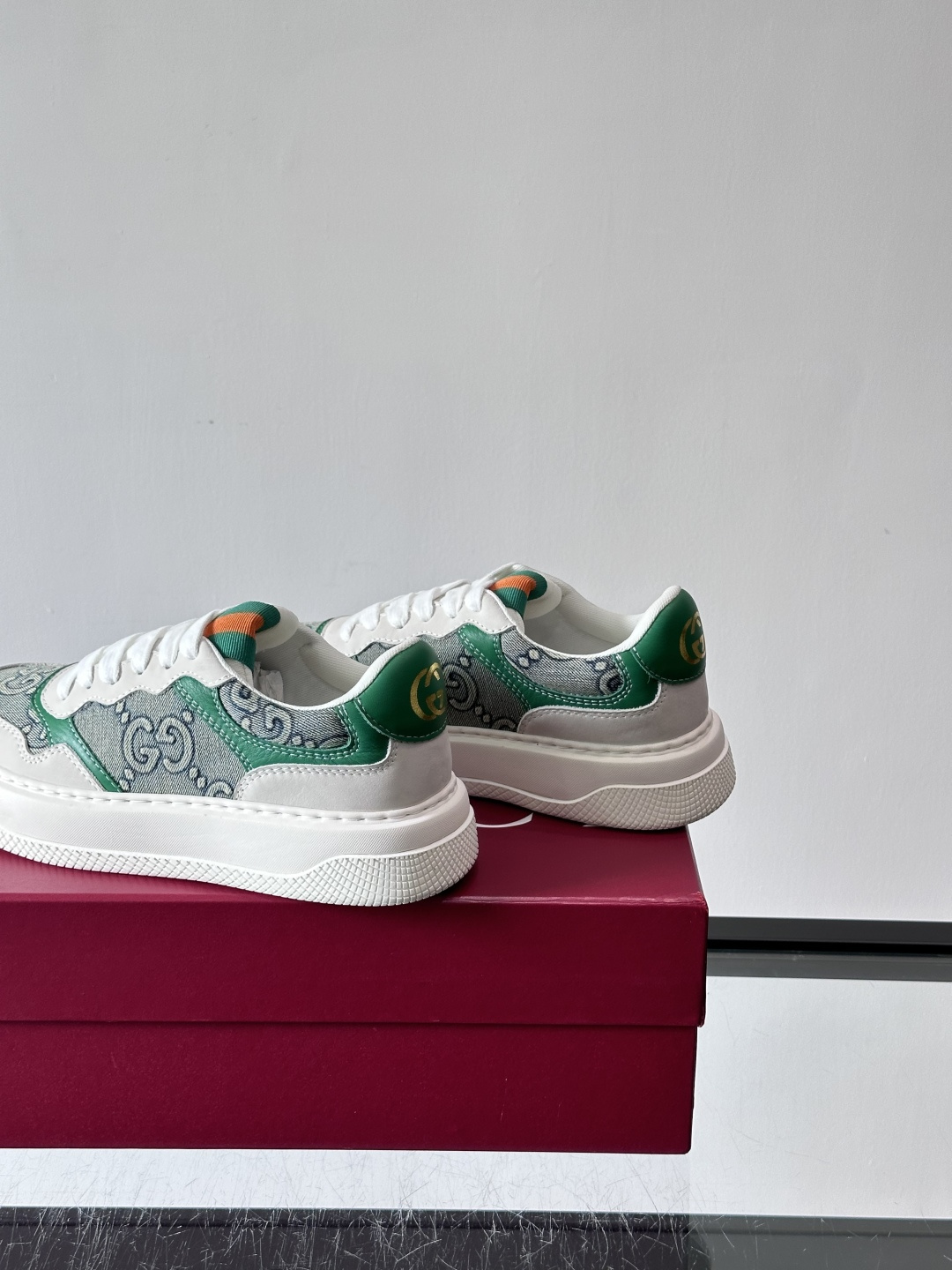 👟Gucci Screener系列厚底饼干鞋，采用牛皮，侧面点缀红绿织带，品牌辨识度超高✨。厚底设计约3