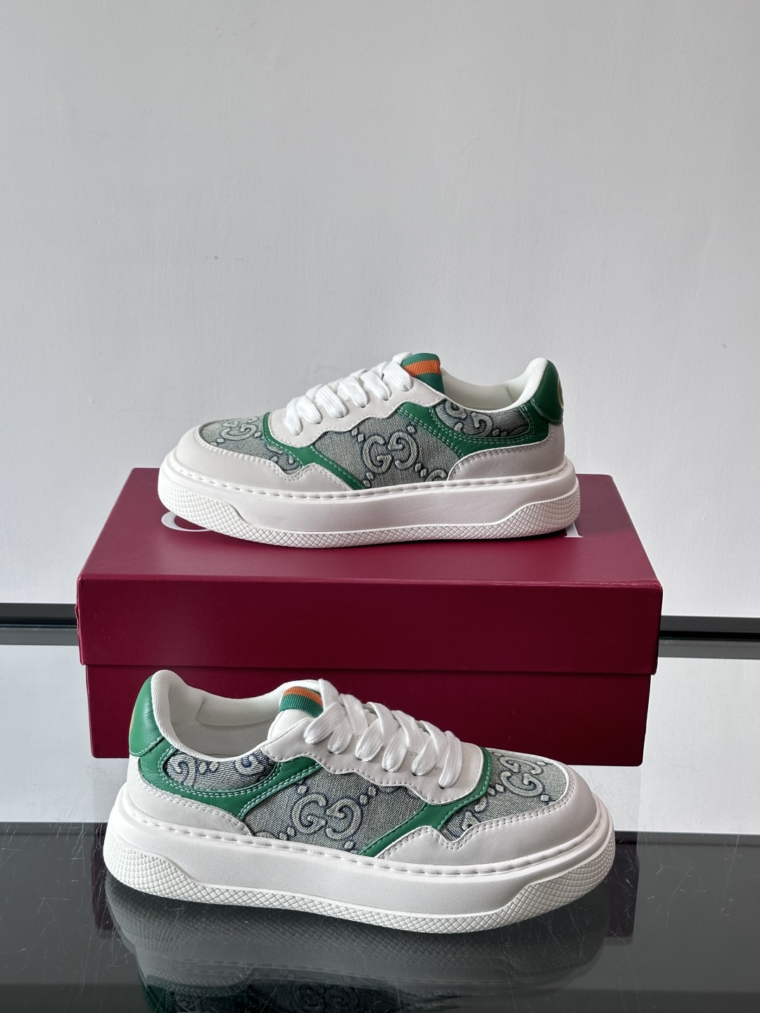 👟Gucci Screener系列厚底饼干鞋，采用牛皮，侧面点缀红绿织带，品牌辨识度超高✨。厚底设计约3