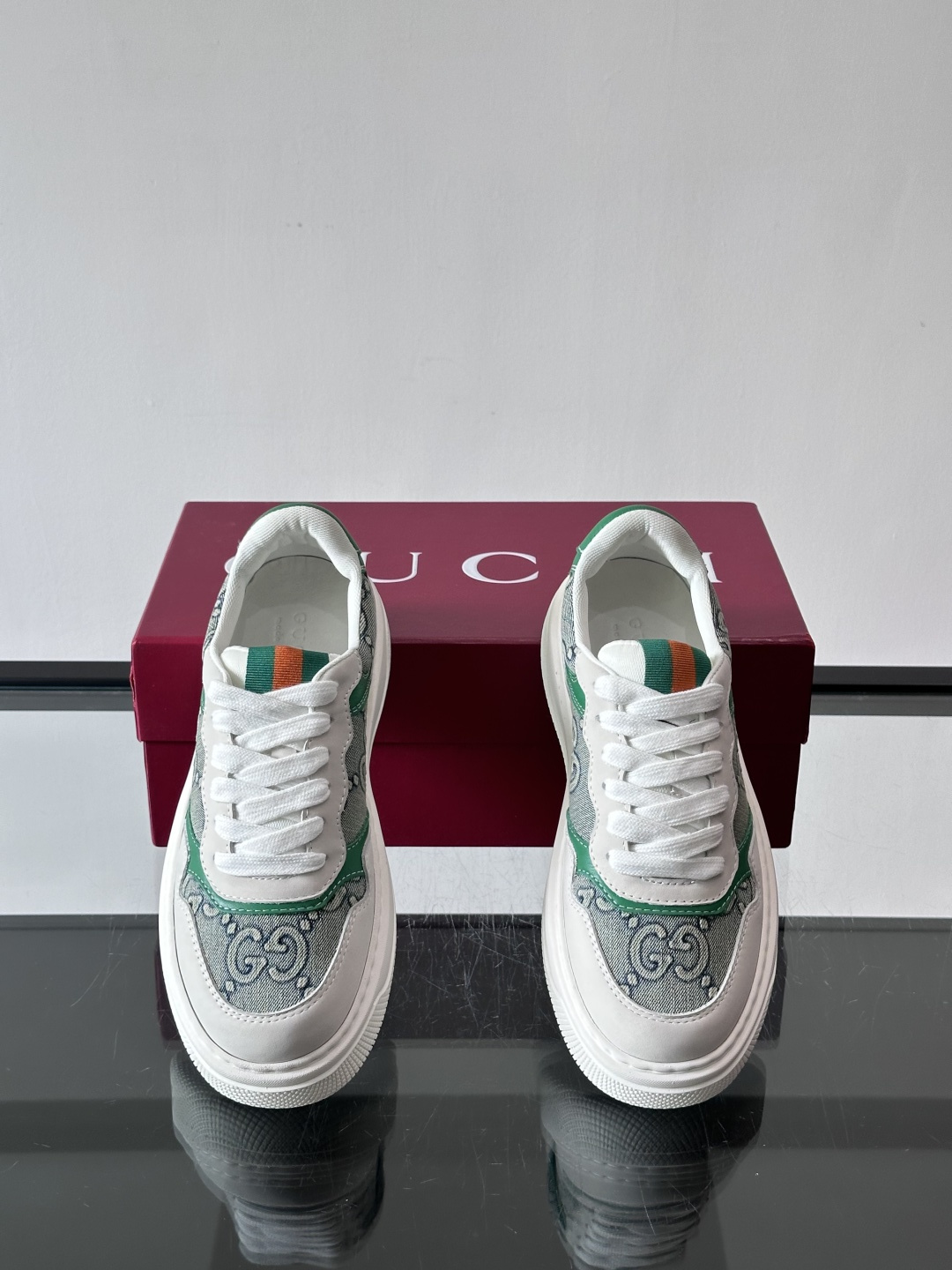 👟Gucci Screener系列厚底饼干鞋，采用牛皮，侧面点缀红绿织带，品牌辨识度超高✨。厚底设计约3