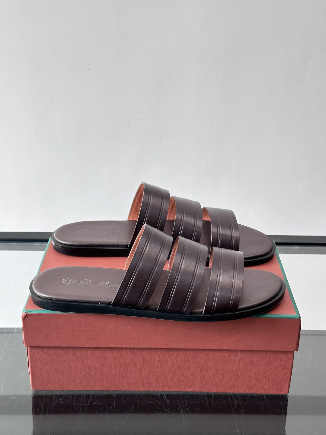 NO:779288,Loro**pia men's genuine leather sandals and slippers, simple design, soft and fit to the feet, super comfortable to wear!  The soles are lightweight and non-slip, making them suitable for outdoor wear in summer and at the beach. Versatile style, casual or holiday style can be easily achieved, easily improving the texture of your outfit, comfortable and fashionable, size 39-44 (customized at 38.45.46), loro piana, sandals, slippers19860909Loro**pia男士真皮凉鞋拖鞋,简约设计,柔软贴合脚面,穿着超舒适！鞋底轻便防滑,夏天外穿、海边沙滩都很适合.百搭风格,休闲或度假风都能轻松驾驭,轻松提升穿搭质感,舒适又时髦 ,size39-44（38.45.46定制）,,loro piana,sandals,slippers,Men's shoes