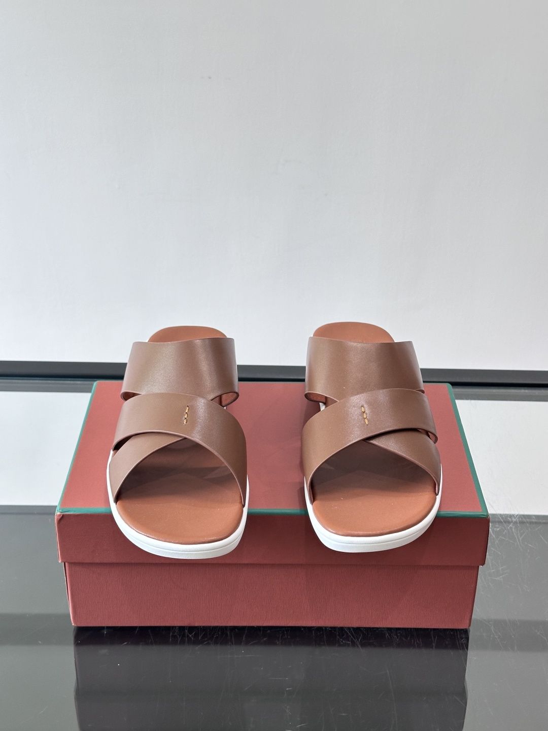 LP新款男士牛皮皮革凉鞋，这款夏季都市休闲拖鞋，采用顶级牛皮面料，柔软亲肤，搭配品牌徽标装饰搭扣，让您轻