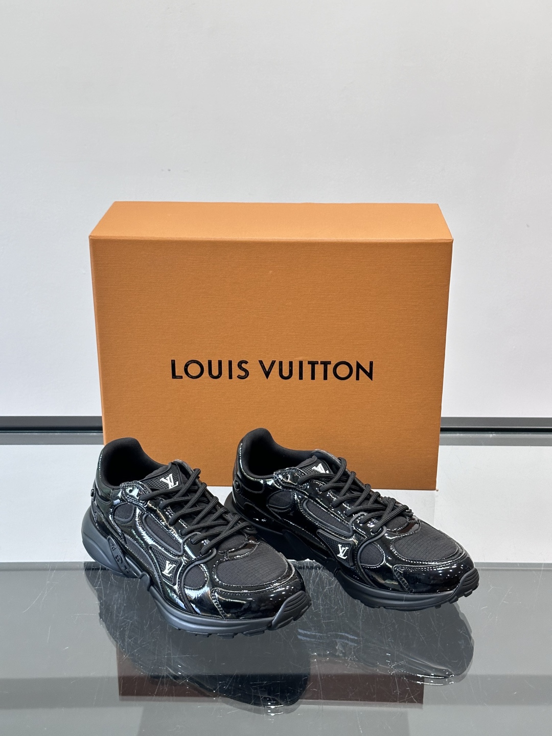 LV Olympia 运动鞋融糅动感美学、雅致色彩与考究材质。绒面牛皮革搭配科技抗撕裂面料，鞋舌及侧边缀