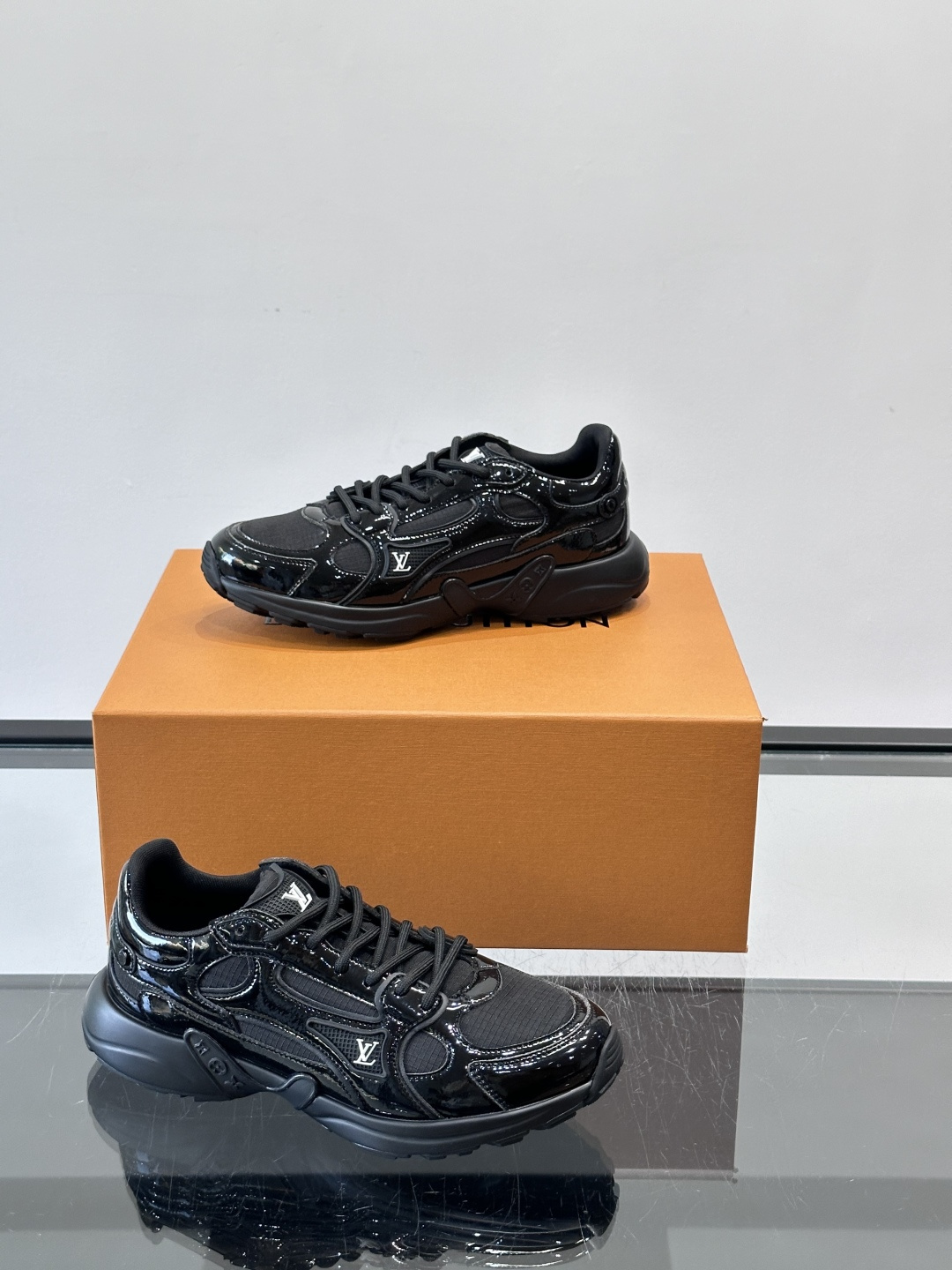 LV Olympia 运动鞋融糅动感美学、雅致色彩与考究材质。绒面牛皮革搭配科技抗撕裂面料，鞋舌及侧边缀