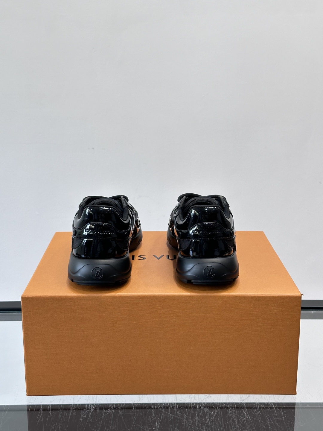 LV Olympia 运动鞋融糅动感美学、雅致色彩与考究材质。绒面牛皮革搭配科技抗撕裂面料，鞋舌及侧边缀