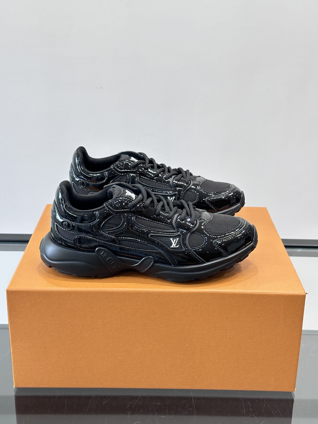 LV Olympia 运动鞋融糅动感美学、雅致色彩与考究材质。绒面牛皮革搭配科技抗撕裂面料，鞋舌及侧边缀