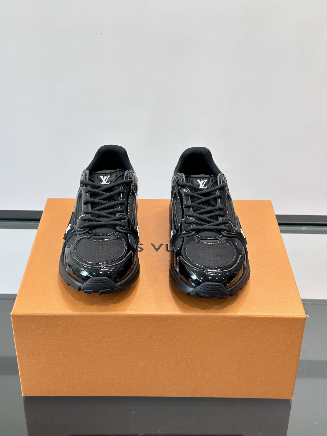 LV Olympia 运动鞋融糅动感美学、雅致色彩与考究材质。绒面牛皮革搭配科技抗撕裂面料，鞋舌及侧边缀