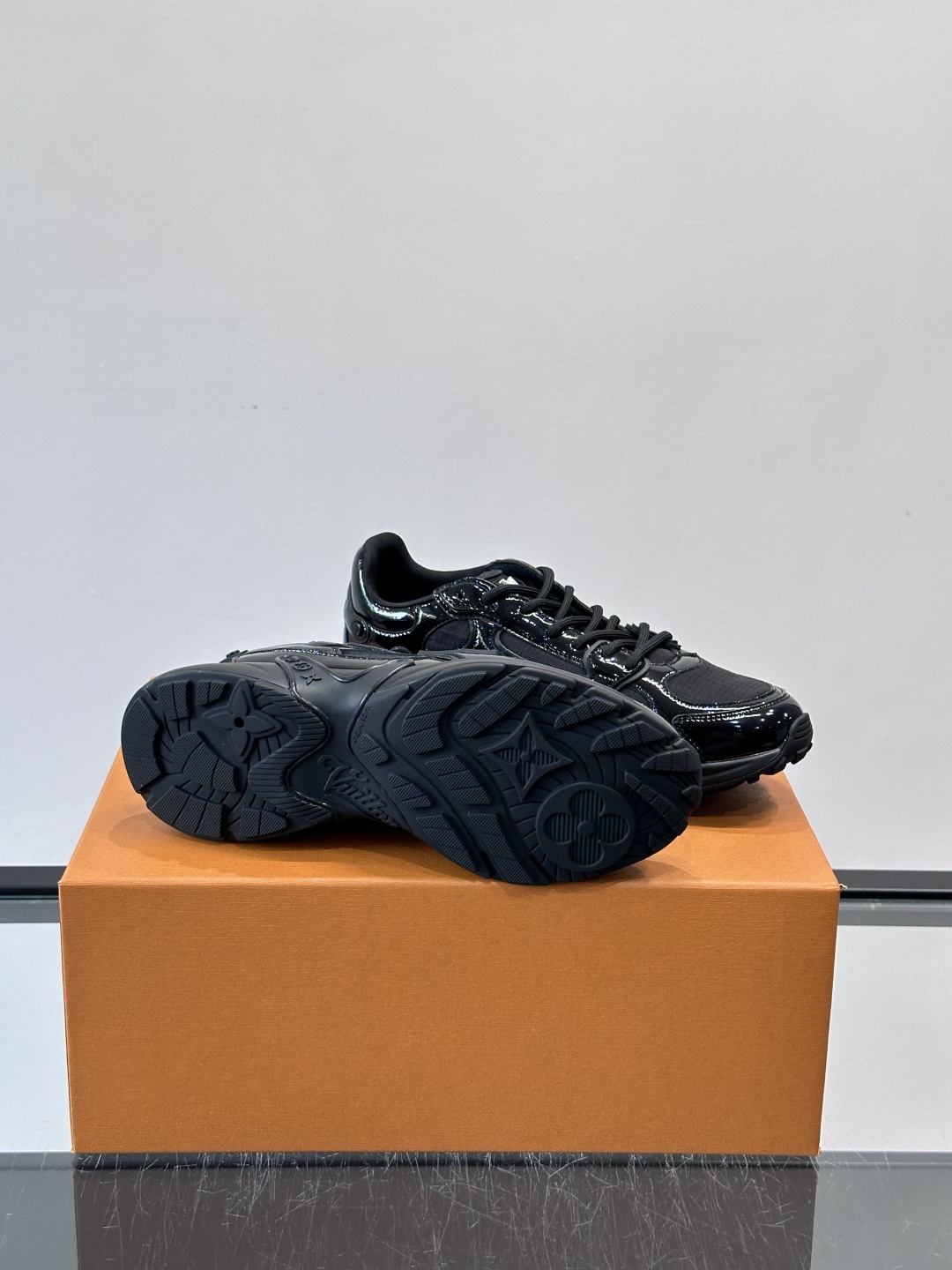 LV Olympia 运动鞋融糅动感美学、雅致色彩与考究材质。绒面牛皮革搭配科技抗撕裂面料，鞋舌及侧边缀