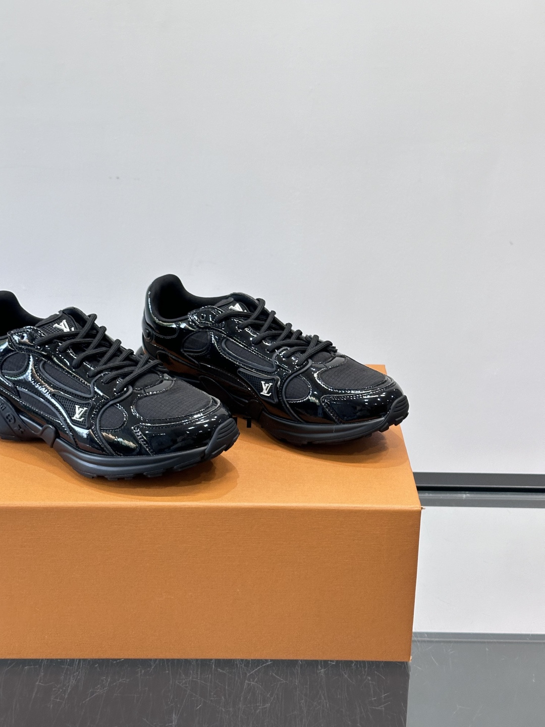 LV Olympia 运动鞋融糅动感美学、雅致色彩与考究材质。绒面牛皮革搭配科技抗撕裂面料，鞋舌及侧边缀