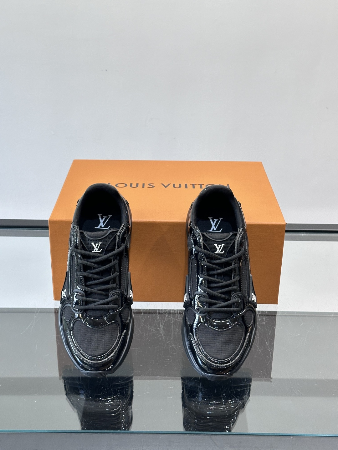 LV Olympia 运动鞋融糅动感美学、雅致色彩与考究材质。绒面牛皮革搭配科技抗撕裂面料，鞋舌及侧边缀