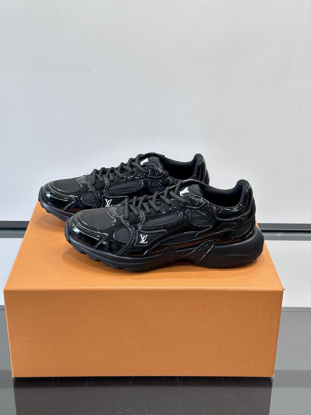 LV Olympia 运动鞋融糅动感美学、雅致色彩与考究材质。绒面牛皮革搭配科技抗撕裂面料，鞋舌及侧边缀