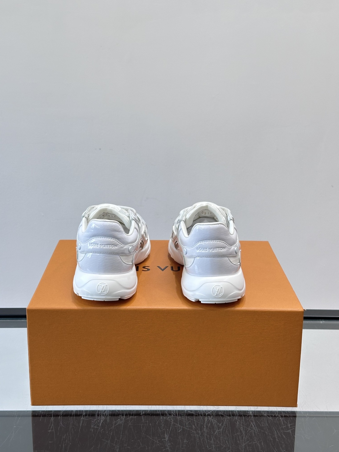 LV Olympia 运动鞋融糅动感美学、雅致色彩与考究材质。绒面牛皮革搭配科技抗撕裂面料，鞋舌及侧边缀