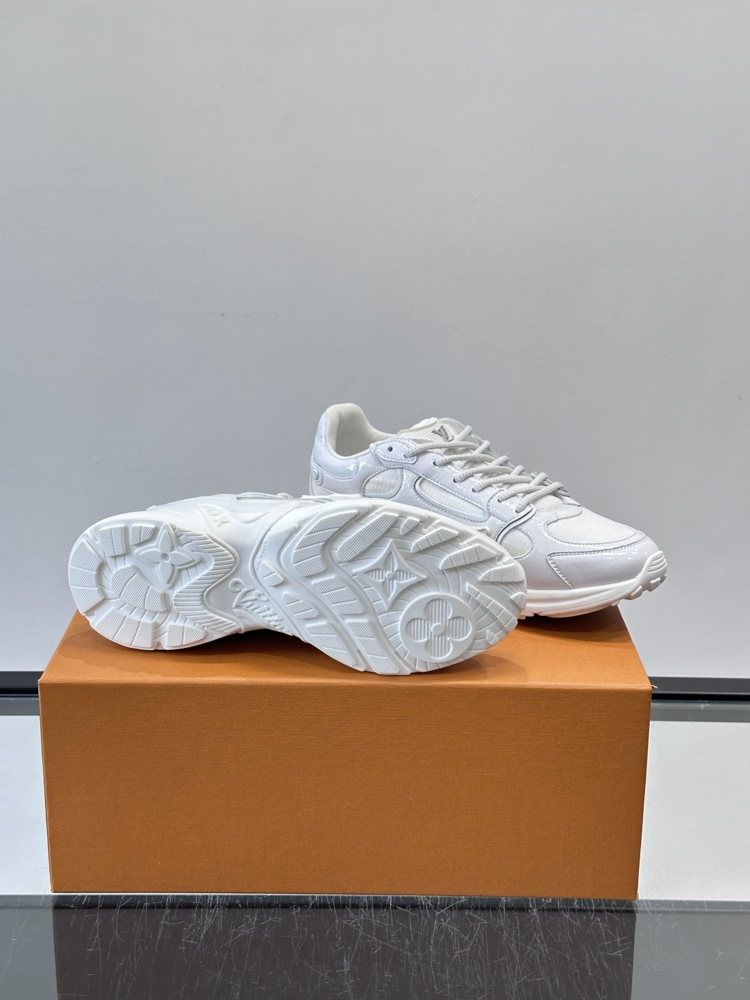 LV Olympia 运动鞋融糅动感美学、雅致色彩与考究材质。绒面牛皮革搭配科技抗撕裂面料，鞋舌及侧边缀