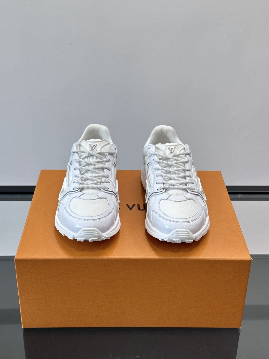 LV Olympia 运动鞋融糅动感美学、雅致色彩与考究材质。绒面牛皮革搭配科技抗撕裂面料，鞋舌及侧边缀