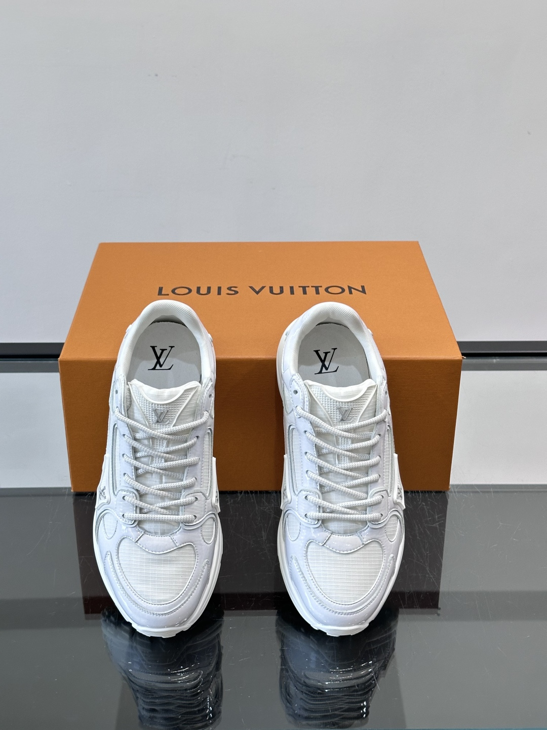 LV Olympia 运动鞋融糅动感美学、雅致色彩与考究材质。绒面牛皮革搭配科技抗撕裂面料，鞋舌及侧边缀