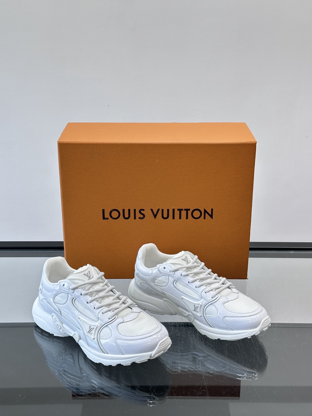 LV Olympia 运动鞋融糅动感美学、雅致色彩与考究材质。绒面牛皮革搭配科技抗撕裂面料，鞋舌及侧边缀