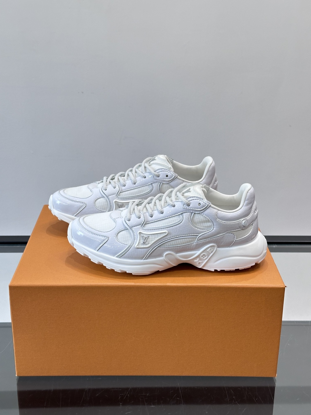 LV Olympia 运动鞋融糅动感美学、雅致色彩与考究材质。绒面牛皮革搭配科技抗撕裂面料，鞋舌及侧边缀