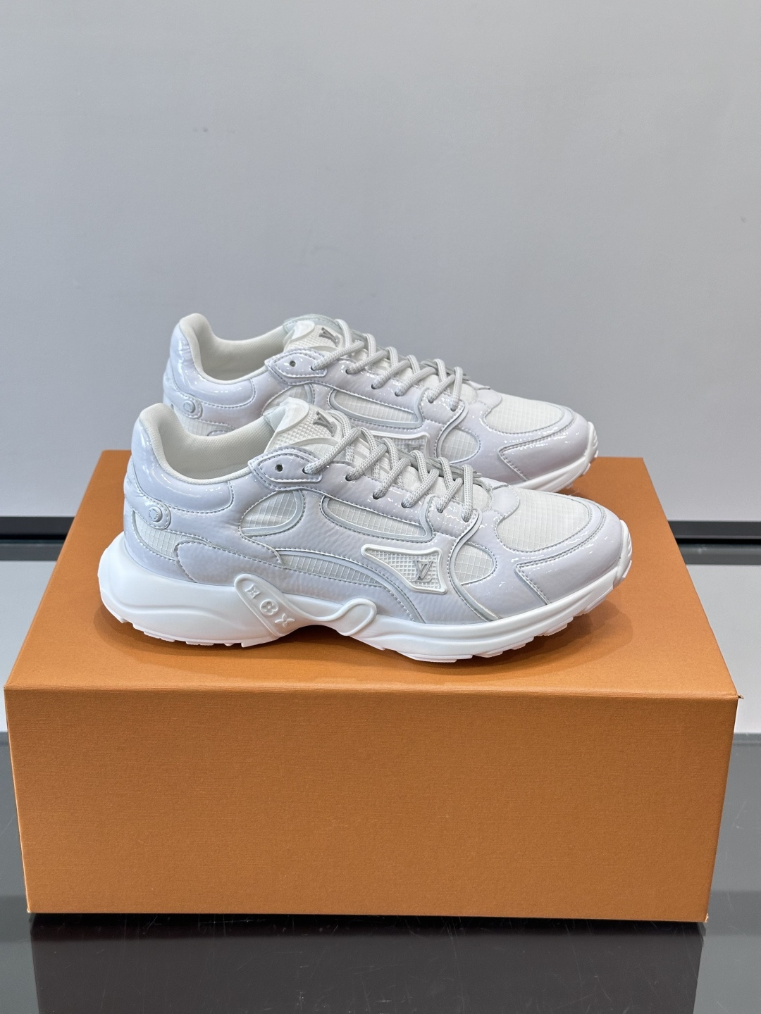 LV Olympia 运动鞋融糅动感美学、雅致色彩与考究材质。绒面牛皮革搭配科技抗撕裂面料，鞋舌及侧边缀