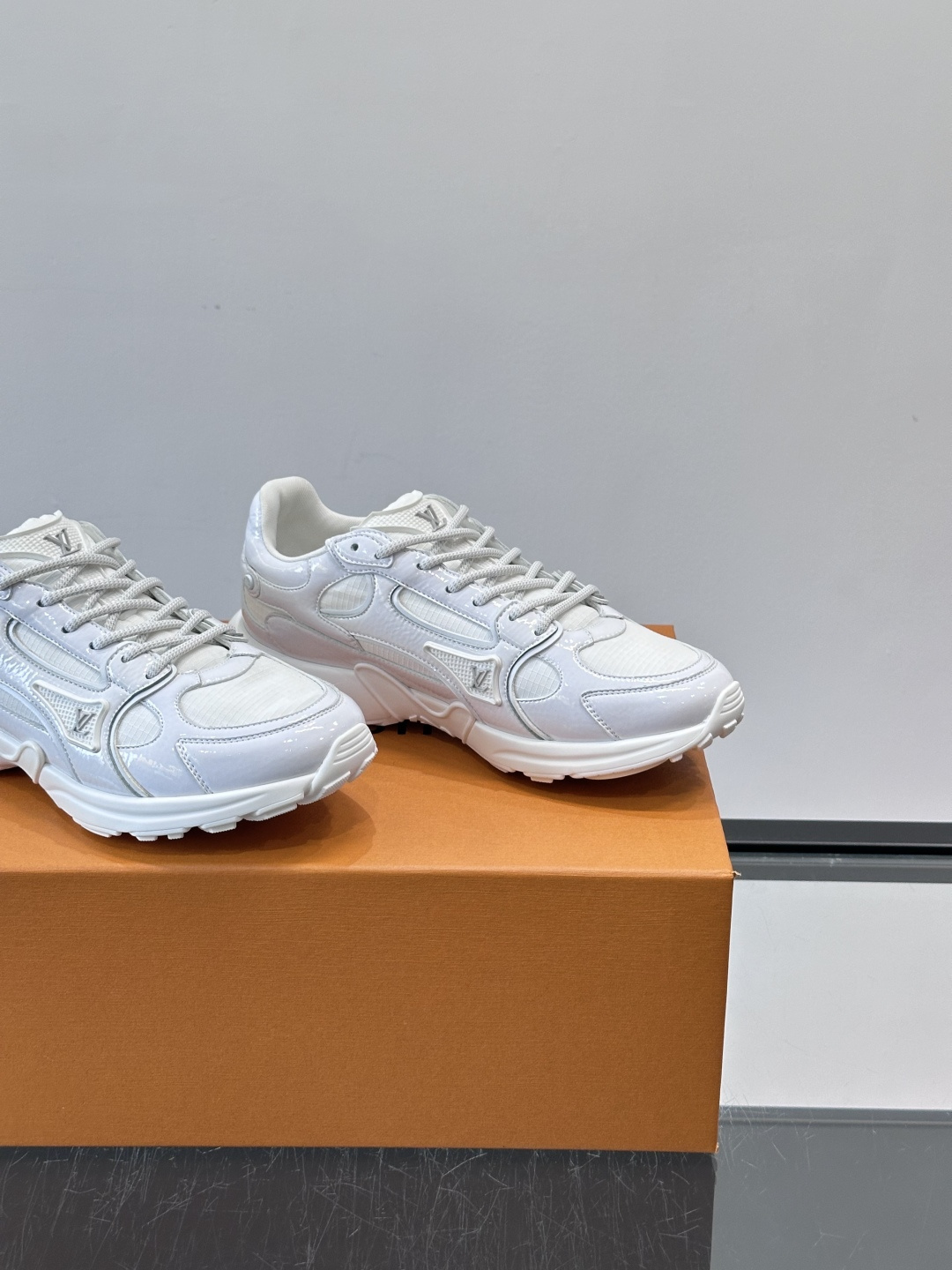 LV Olympia 运动鞋融糅动感美学、雅致色彩与考究材质。绒面牛皮革搭配科技抗撕裂面料，鞋舌及侧边缀