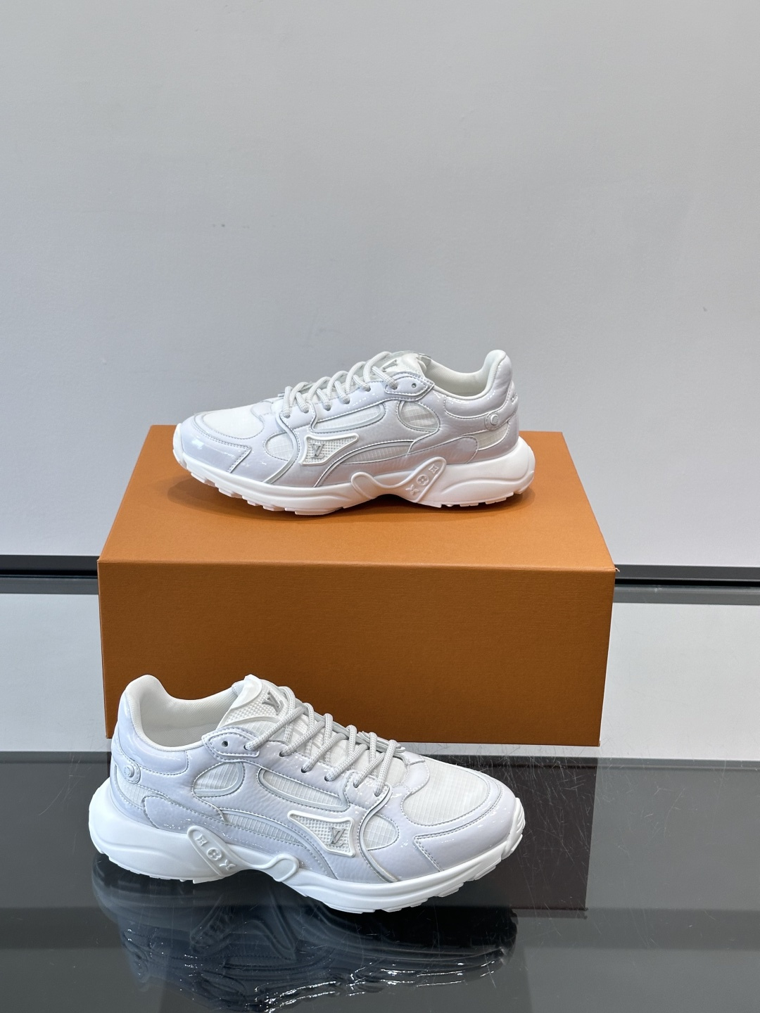 LV Olympia 运动鞋融糅动感美学、雅致色彩与考究材质。绒面牛皮革搭配科技抗撕裂面料，鞋舌及侧边缀