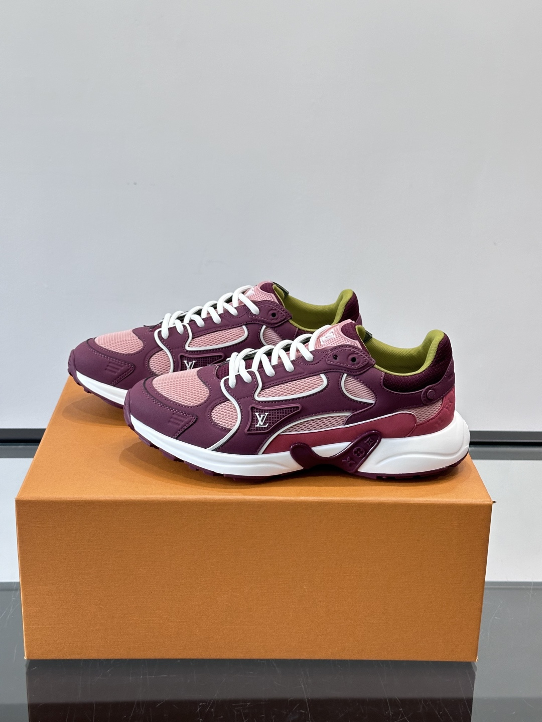 LV Olympia 运动鞋融糅动感美学、雅致色彩与考究材质。绒面牛皮革搭配科技抗撕裂面料，鞋舌及侧边缀