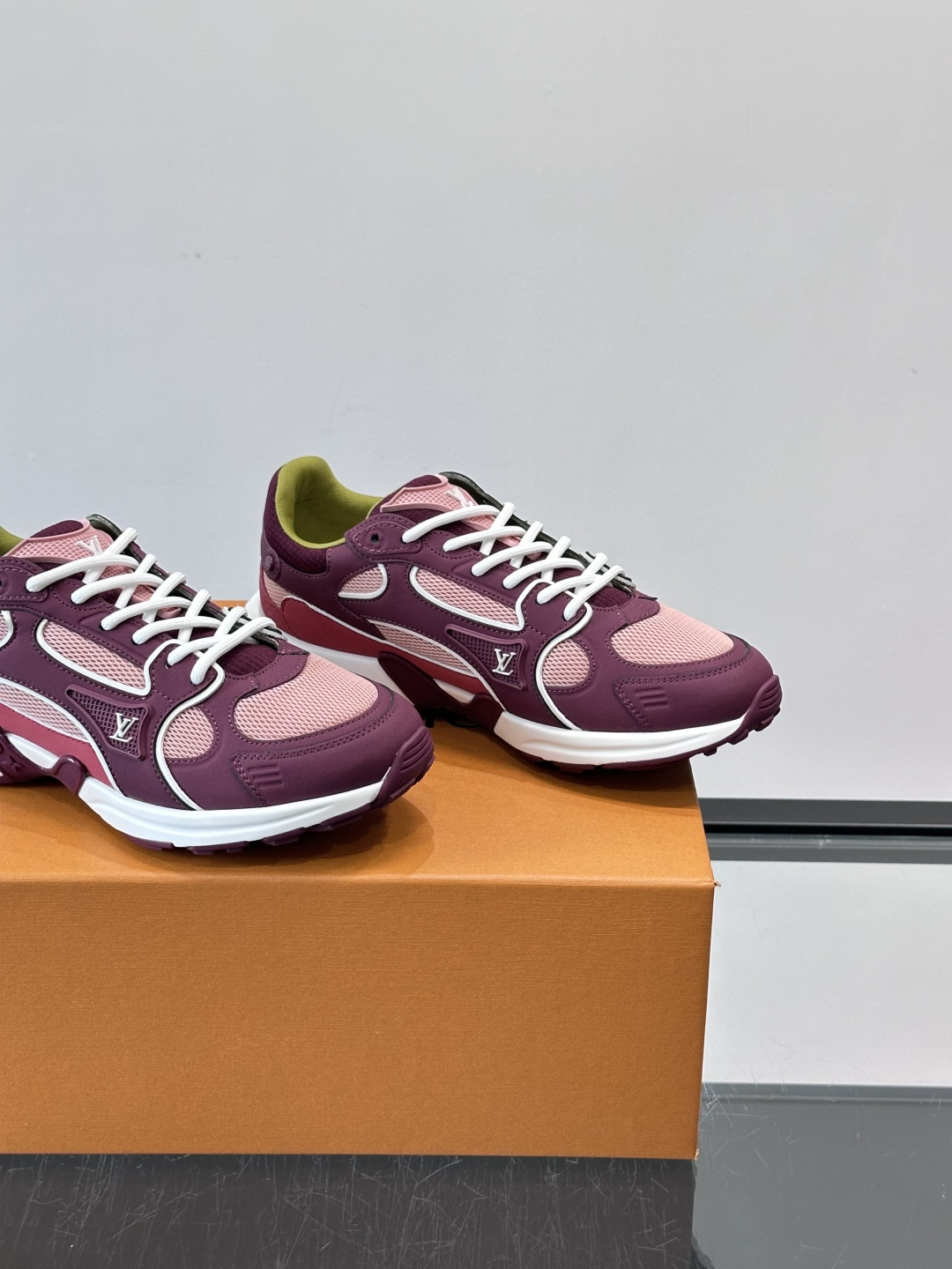 LV Olympia 运动鞋融糅动感美学、雅致色彩与考究材质。绒面牛皮革搭配科技抗撕裂面料，鞋舌及侧边缀