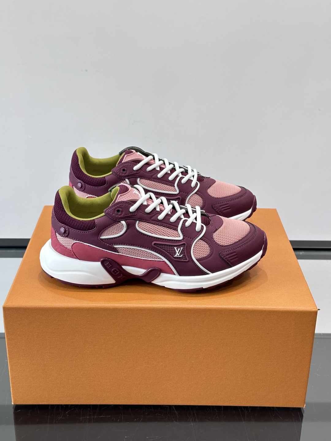 LV Olympia 运动鞋融糅动感美学、雅致色彩与考究材质。绒面牛皮革搭配科技抗撕裂面料，鞋舌及侧边缀