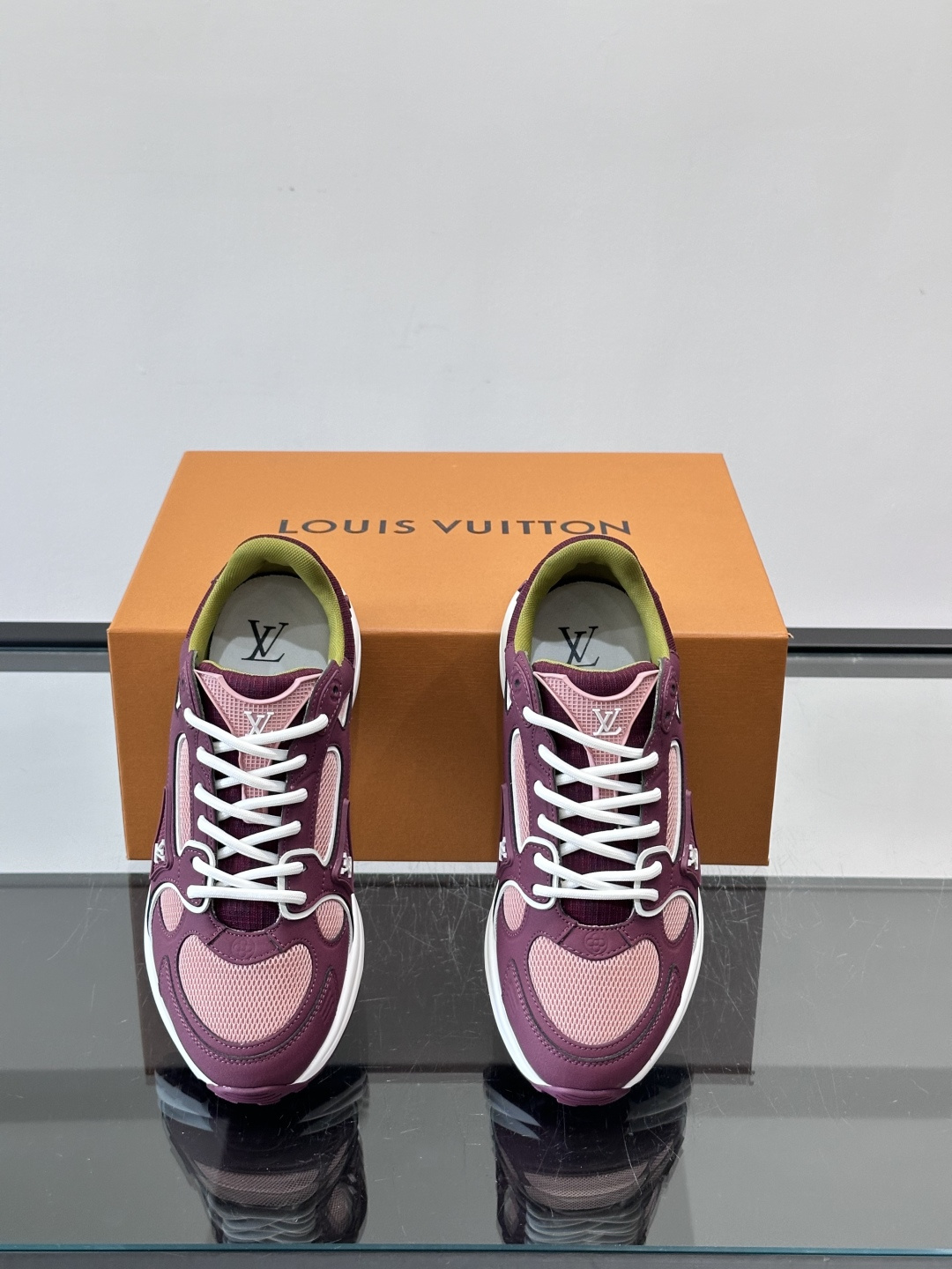 LV Olympia 运动鞋融糅动感美学、雅致色彩与考究材质。绒面牛皮革搭配科技抗撕裂面料，鞋舌及侧边缀