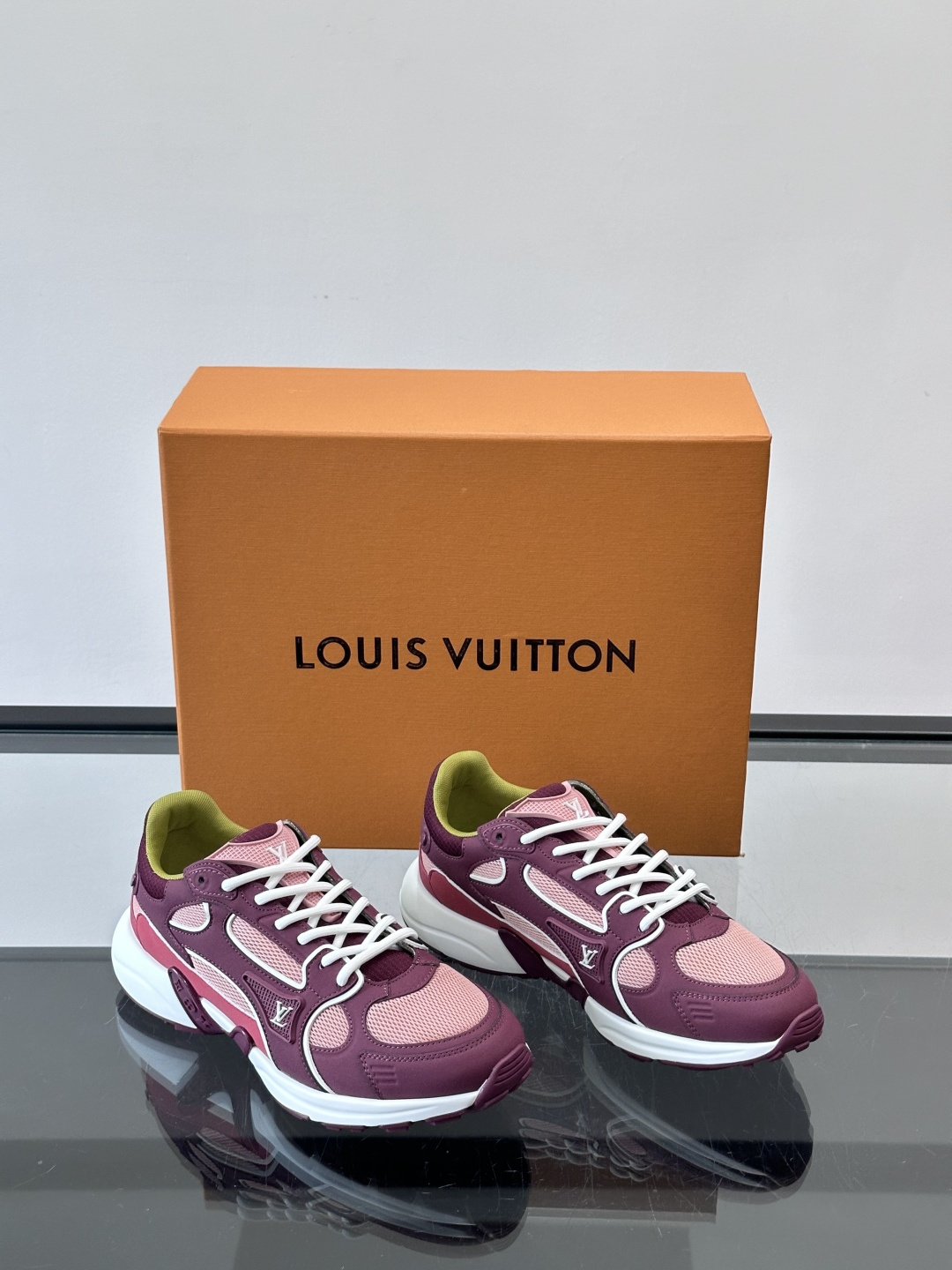 LV Olympia 运动鞋融糅动感美学、雅致色彩与考究材质。绒面牛皮革搭配科技抗撕裂面料，鞋舌及侧边缀