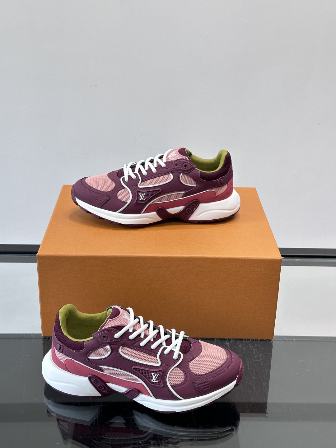 LV Olympia 运动鞋融糅动感美学、雅致色彩与考究材质。绒面牛皮革搭配科技抗撕裂面料，鞋舌及侧边缀