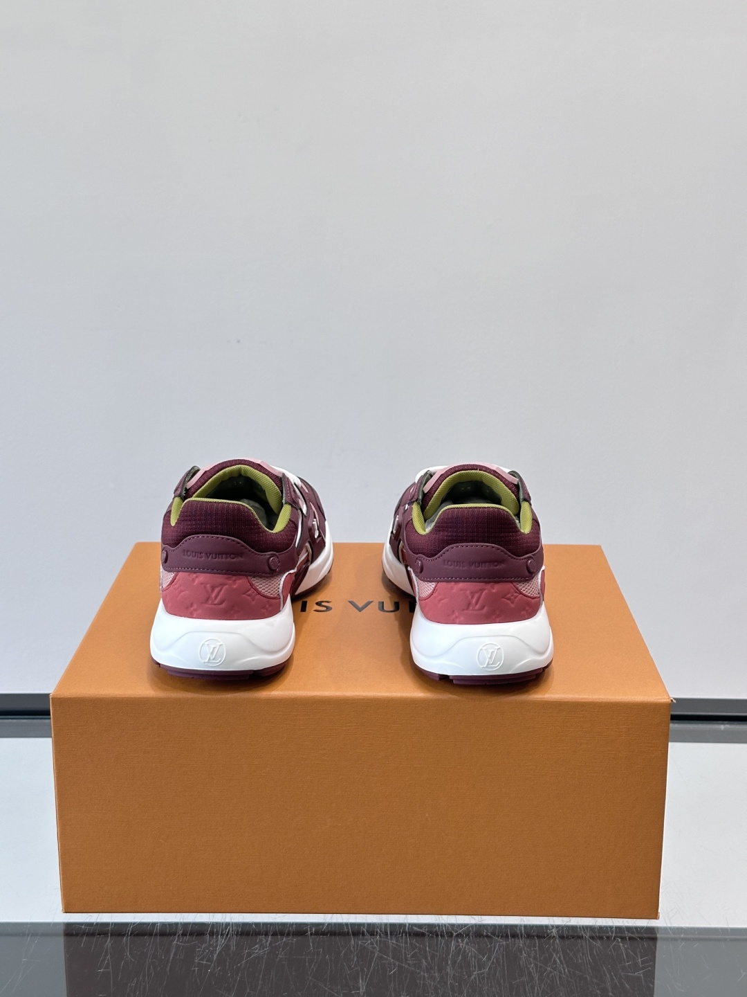 LV Olympia 运动鞋融糅动感美学、雅致色彩与考究材质。绒面牛皮革搭配科技抗撕裂面料，鞋舌及侧边缀