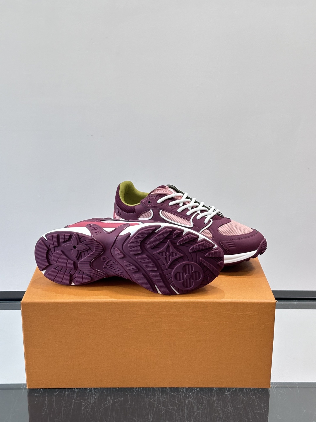 LV Olympia 运动鞋融糅动感美学、雅致色彩与考究材质。绒面牛皮革搭配科技抗撕裂面料，鞋舌及侧边缀