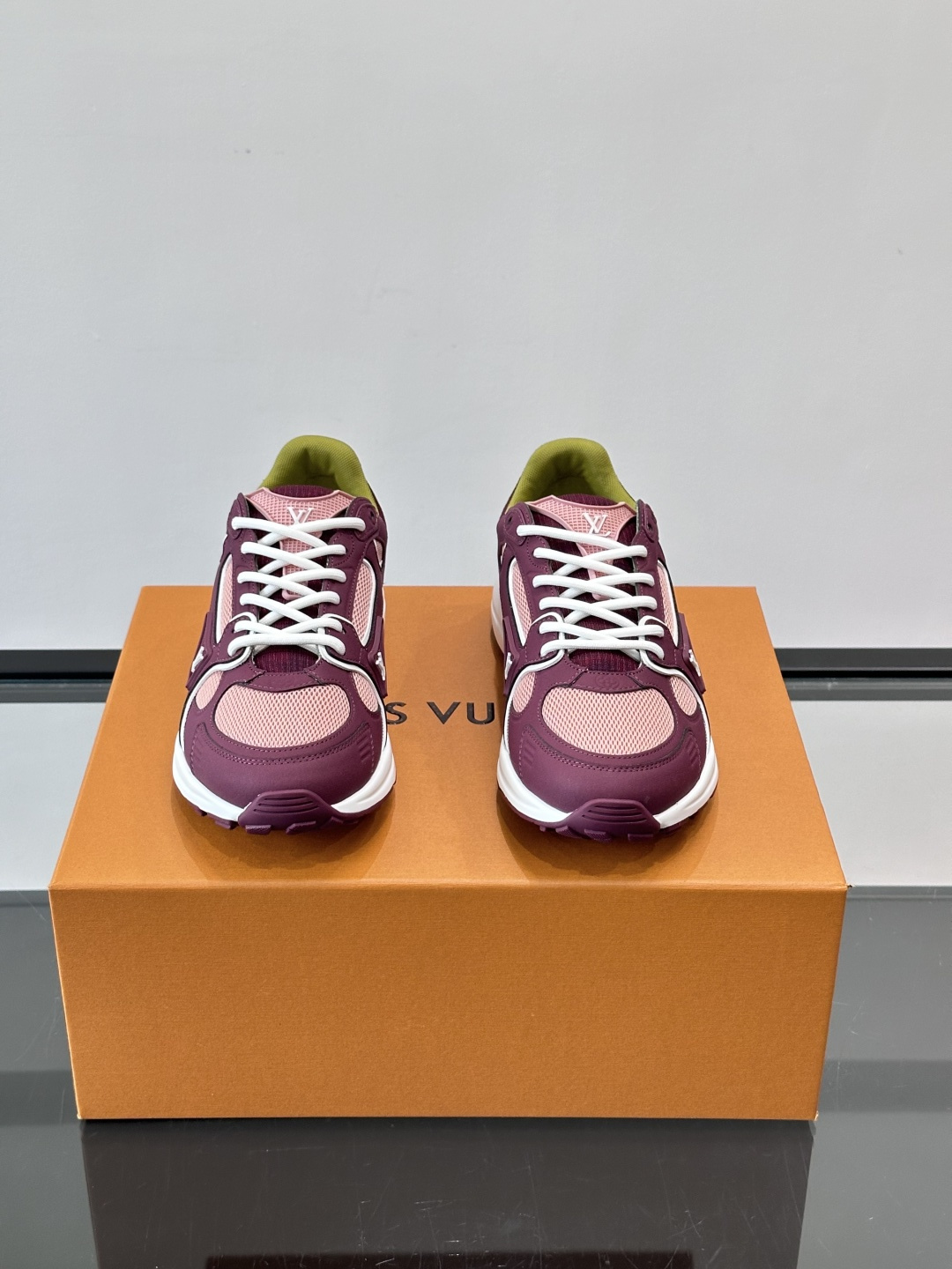 LV Olympia 运动鞋融糅动感美学、雅致色彩与考究材质。绒面牛皮革搭配科技抗撕裂面料，鞋舌及侧边缀