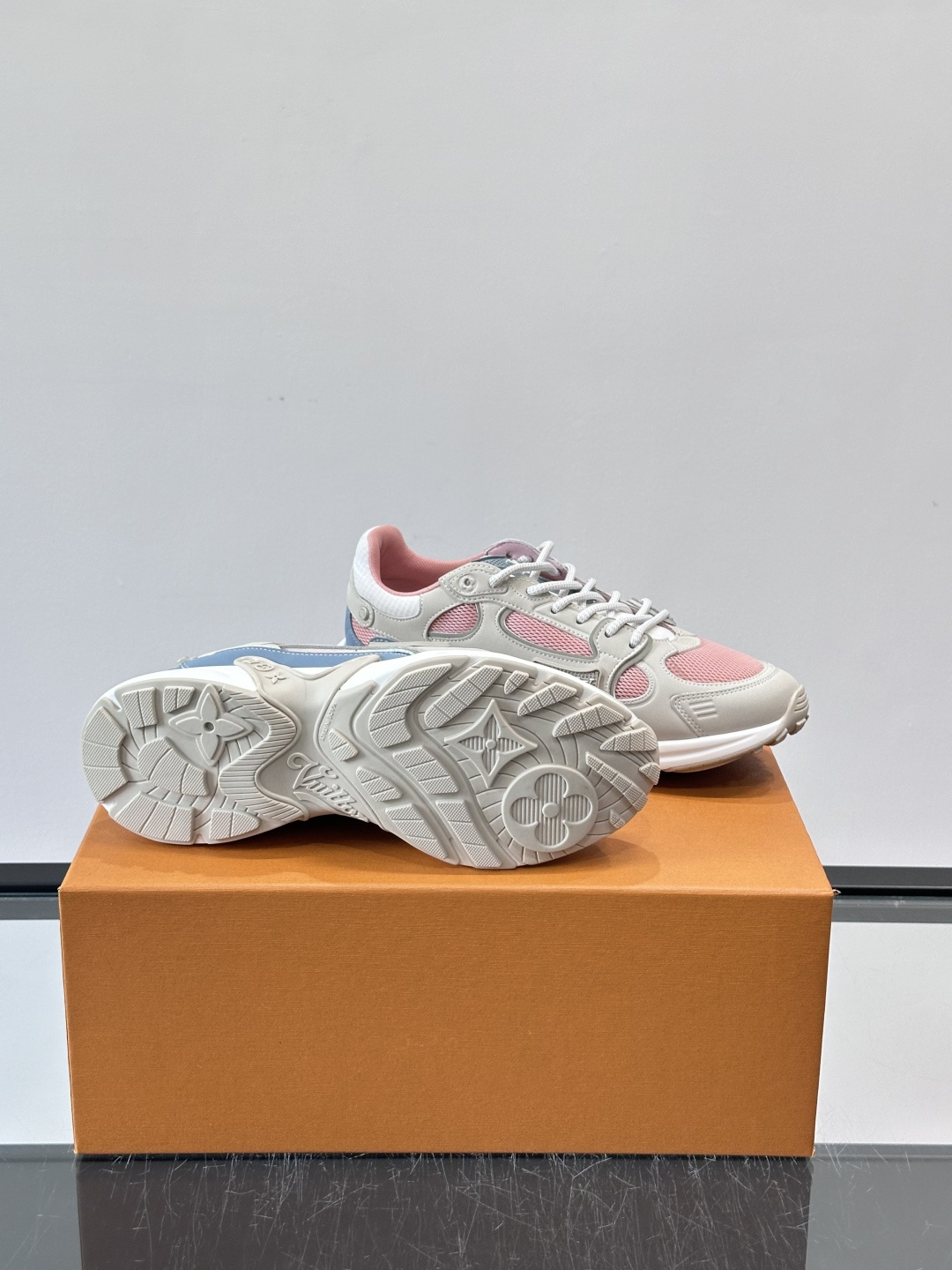 LV Olympia 运动鞋融糅动感美学、雅致色彩与考究材质。绒面牛皮革搭配科技抗撕裂面料，鞋舌及侧边缀