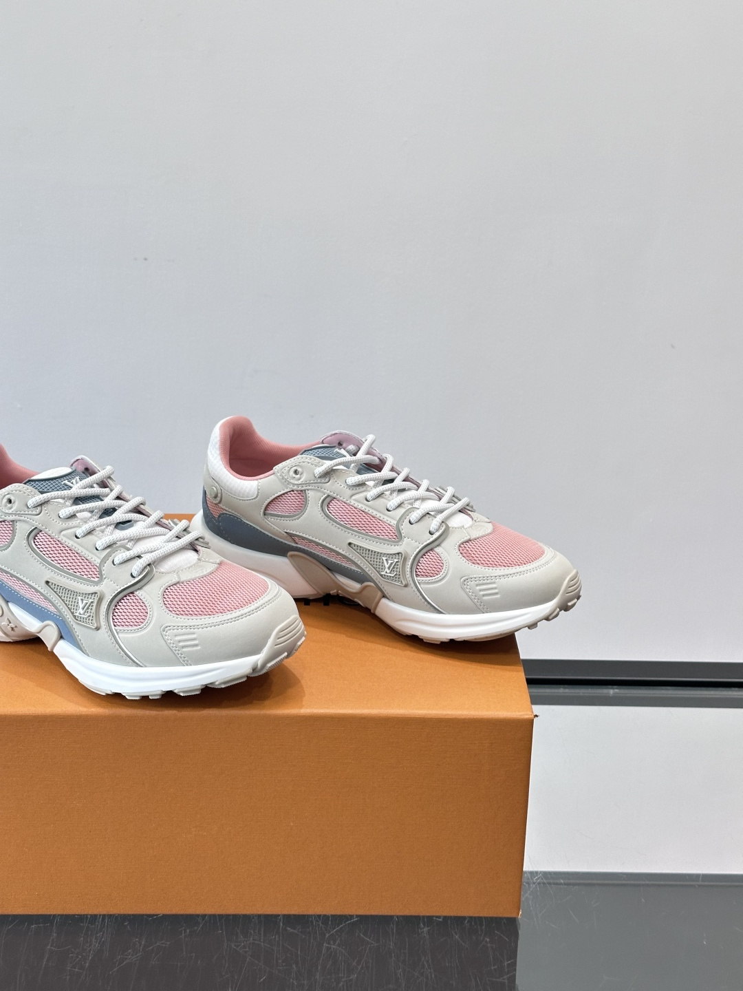 LV Olympia 运动鞋融糅动感美学、雅致色彩与考究材质。绒面牛皮革搭配科技抗撕裂面料，鞋舌及侧边缀